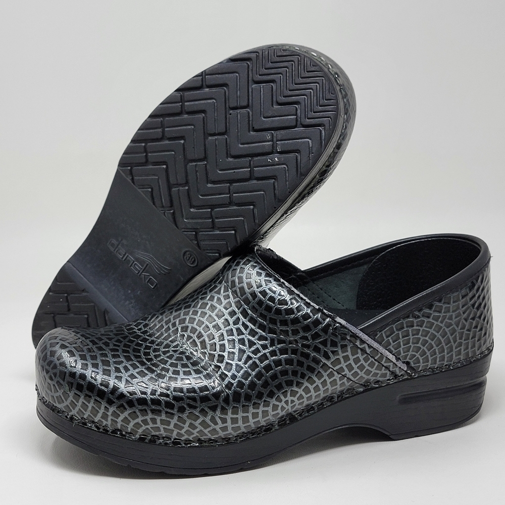 Dansko Clogs Women's Sz EU 39 Black Patent Leather Spiderwebs Comfort Shoes